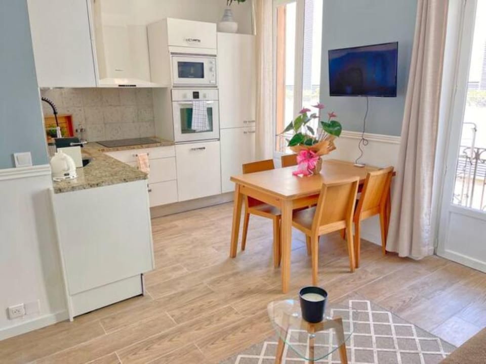 CARRAS appartement plein de charme climatisé à 3 min de la plage,1min tram Apartment in Nice