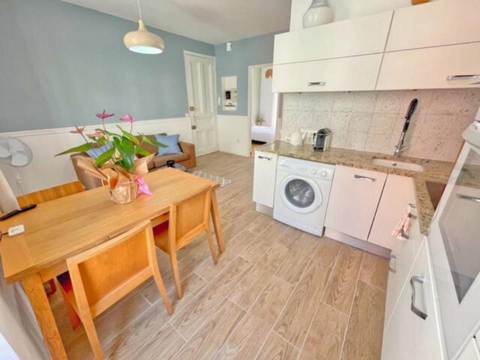 CARRAS appartement plein de charme climatisé à 3 min de la plage,1min tram Apartment in Nice
