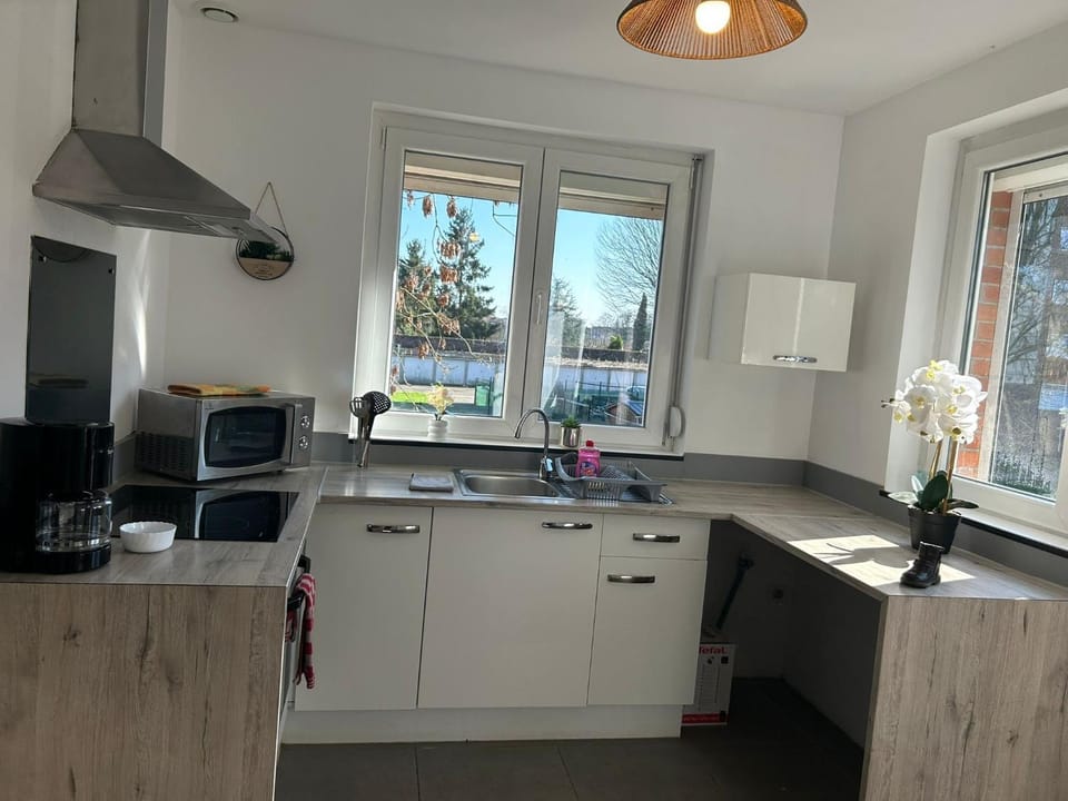 Coffee/tea facilities, oven, stove, kitchen