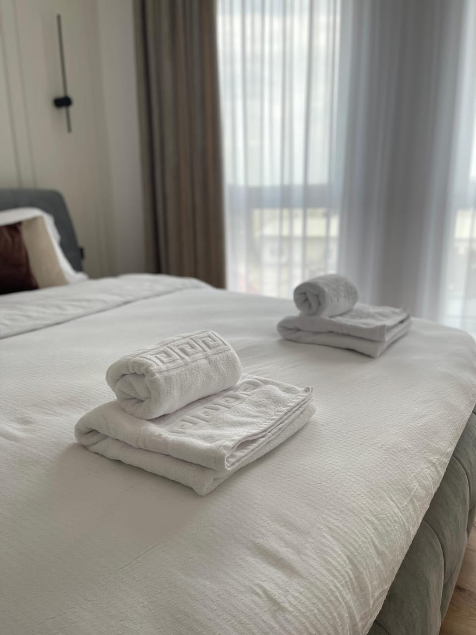 Bed, Bedroom, towels