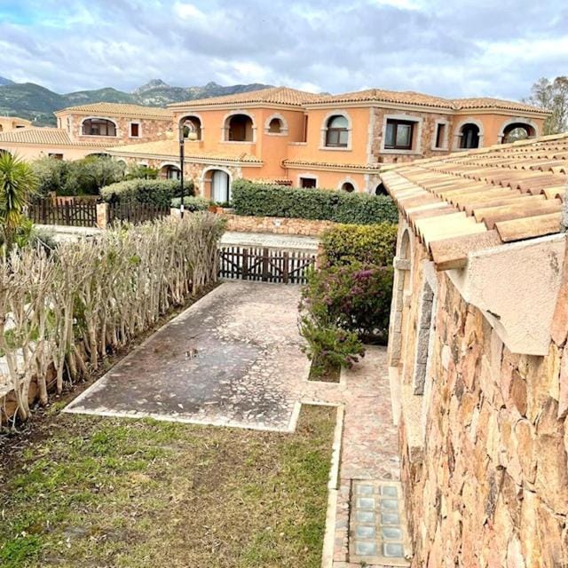 Property building, Day, Garden, Parking