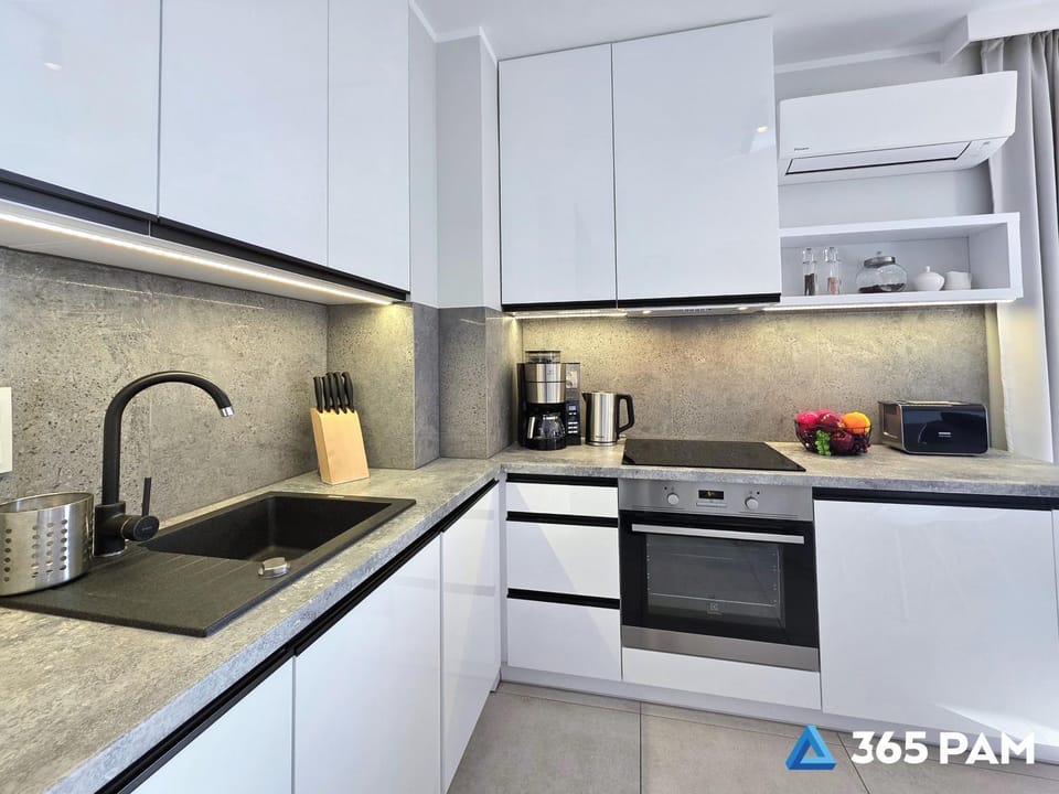 Coffee/tea facilities, Kitchen or kitchenette, dishwasher, oven, stove, toaster