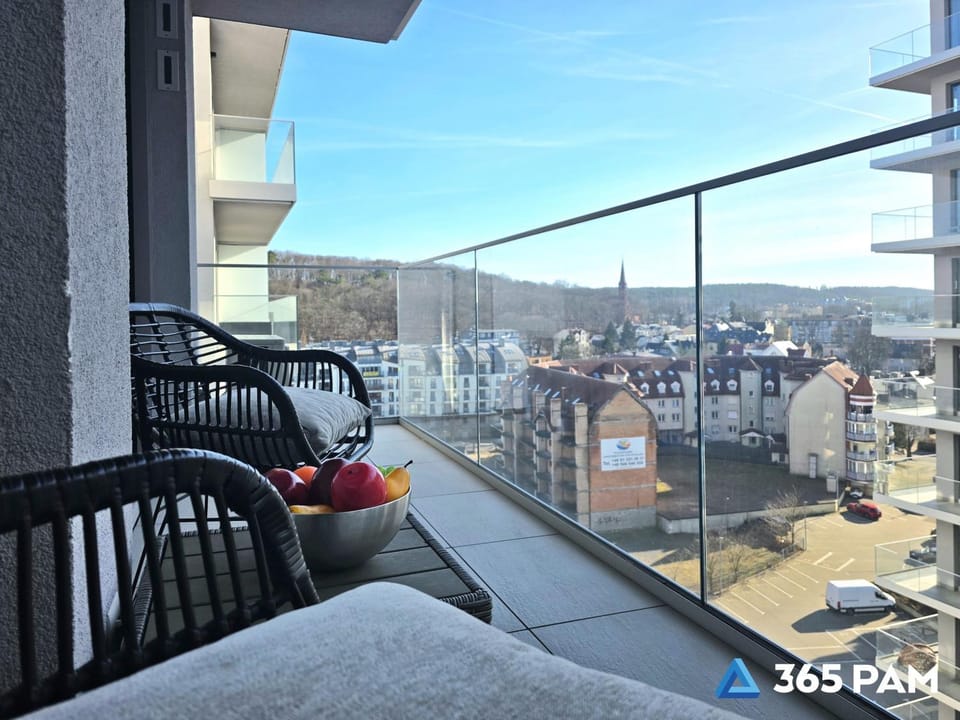 Property building, Day, View (from property/room), Balcony/Terrace, Seating area, City view