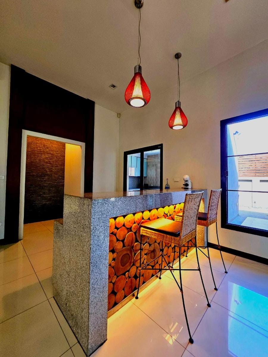 Kitchen or kitchenette, Seating area
