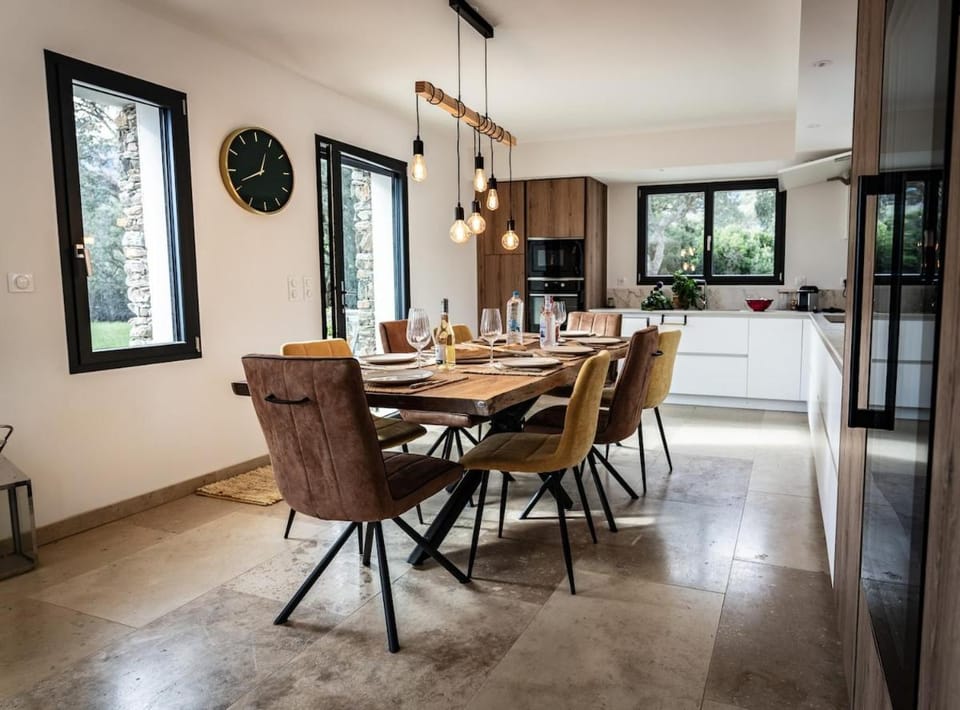 Dining area, kitchen