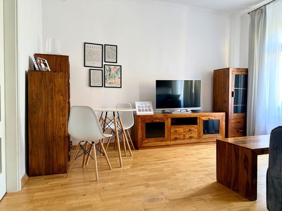 TV and multimedia, Kitchen or kitchenette, Seating area