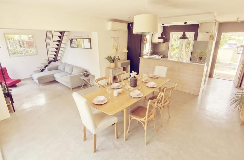 Kitchen or kitchenette, Living room, Seating area, Dining area