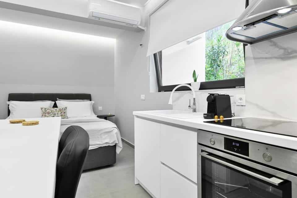 Bed, Kitchen or kitchenette, Photo of the whole room, Dining area, Bedroom, oven, pet friendly, stove, toaster