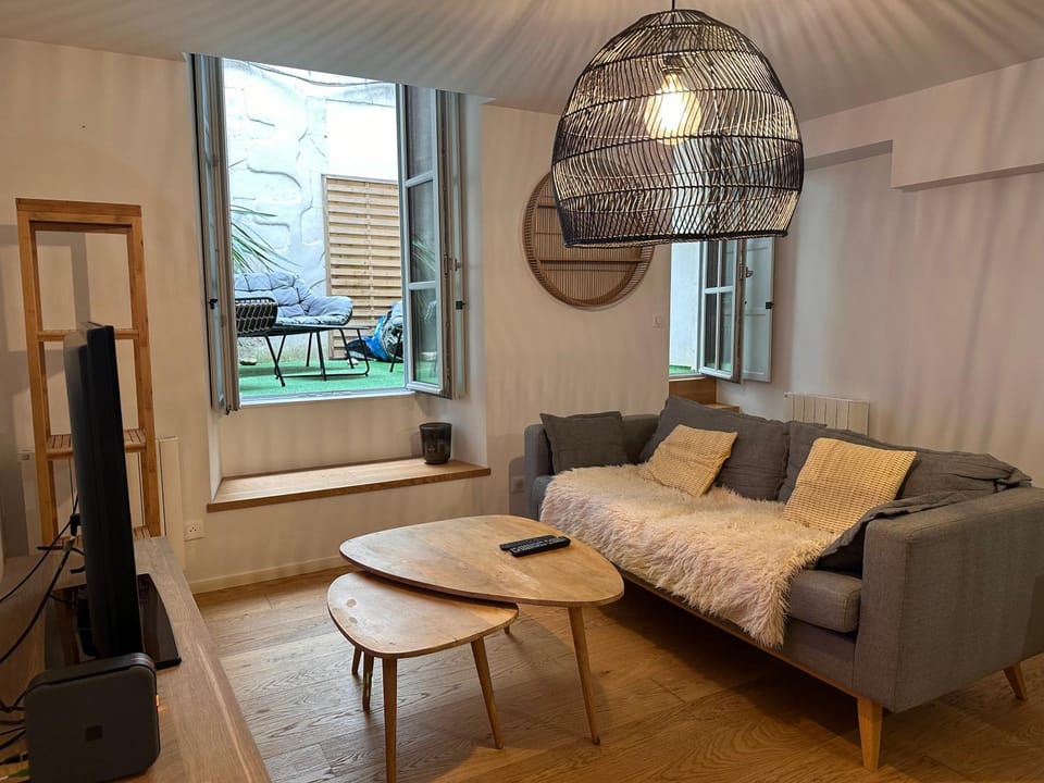 Living room, internet