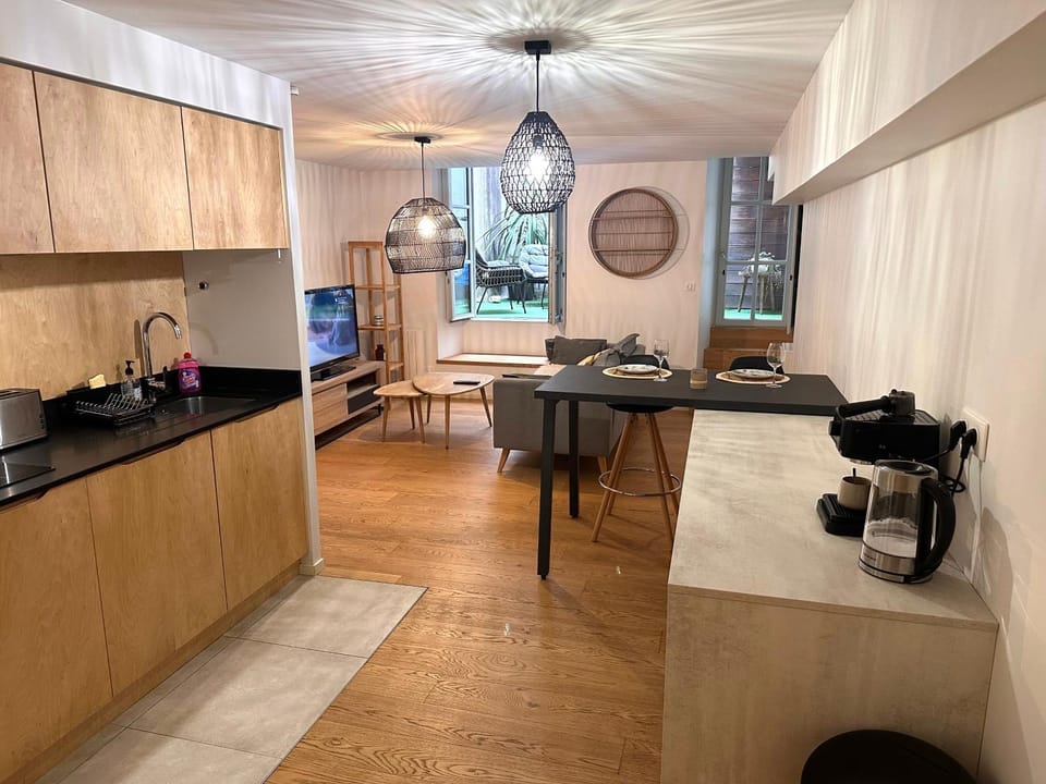 Property building, Coffee/tea facilities, Kitchen or kitchenette, Seating area, Dining area, oven