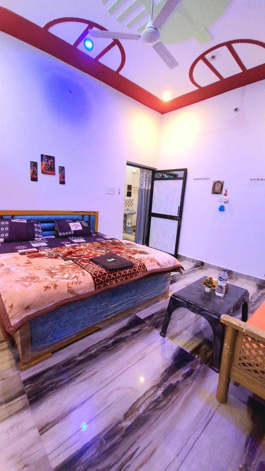 Bed, Photo of the whole room, Seating area, Bedroom