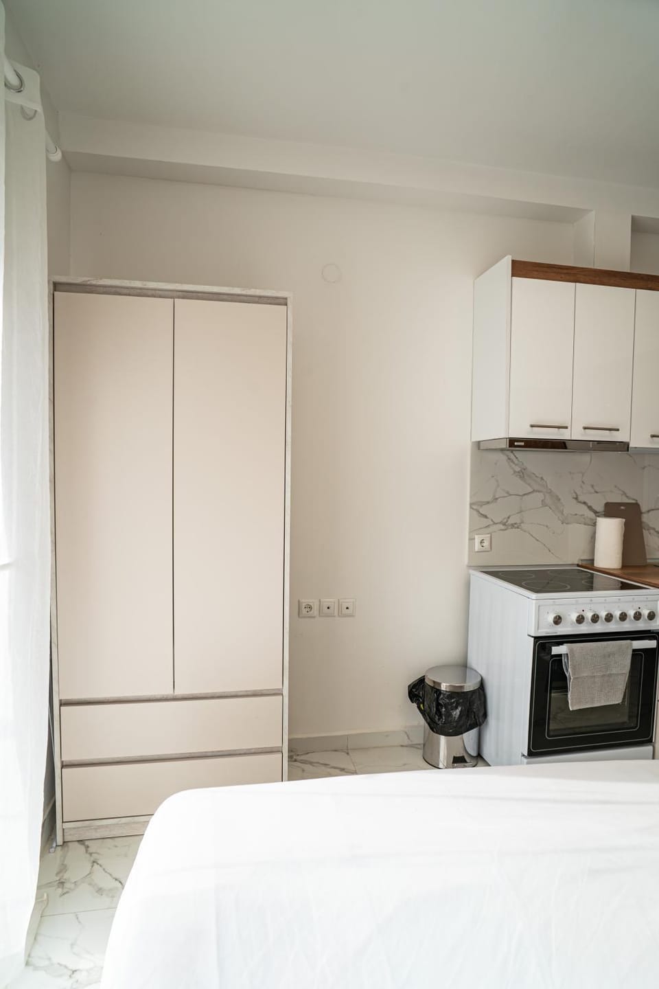 Bed, Kitchen or kitchenette, Photo of the whole room, Decorative detail, wardrobe, kitchen
