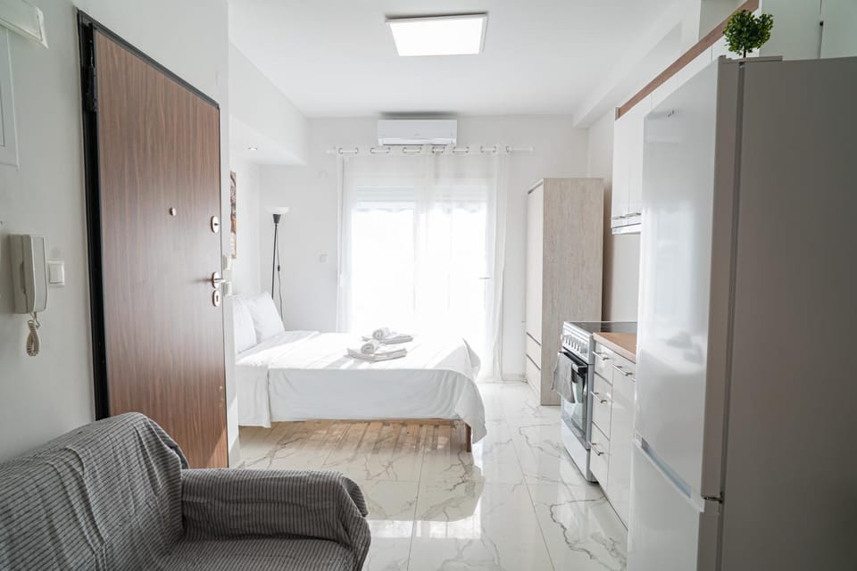 Bed, Kitchen or kitchenette, Photo of the whole room, Decorative detail, Seating area, Bedroom, towels, wardrobe, kitchen, air conditioner