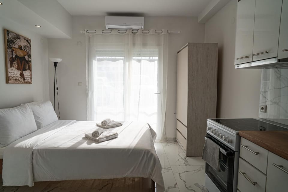 Bed, Photo of the whole room, Decorative detail, Bedroom, heating, towels, wardrobe, kitchen, air conditioner