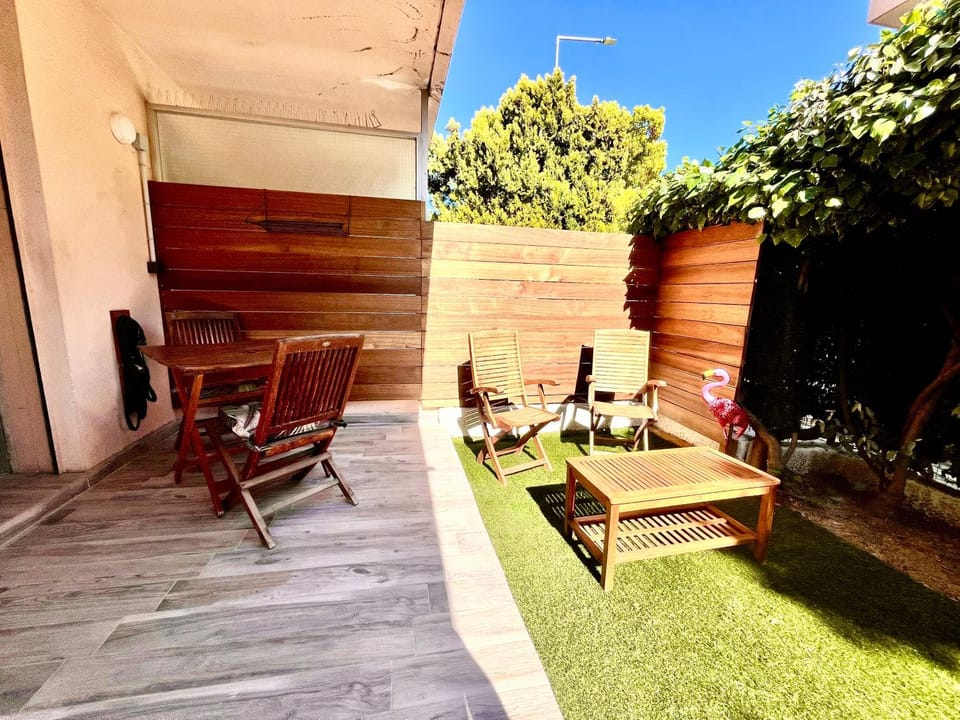Sanary centre charmant studio 28m2 avec jardin parking privé Apartment in Sanary-sur-Mer