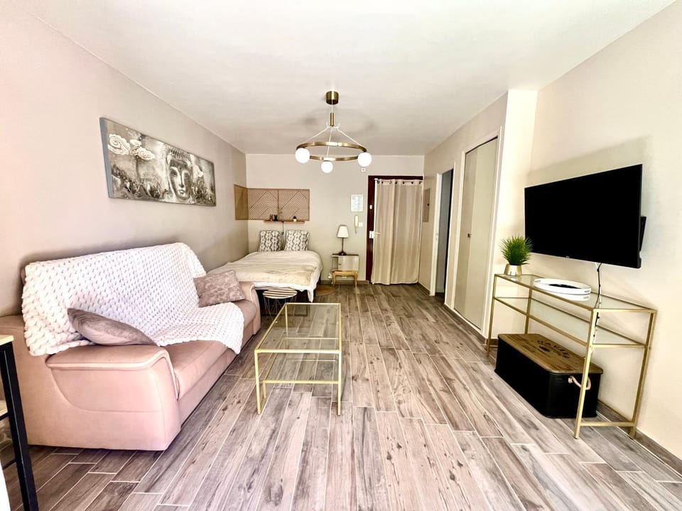 Sanary centre charmant studio 28m2 avec jardin parking privé Apartment in Sanary-sur-Mer