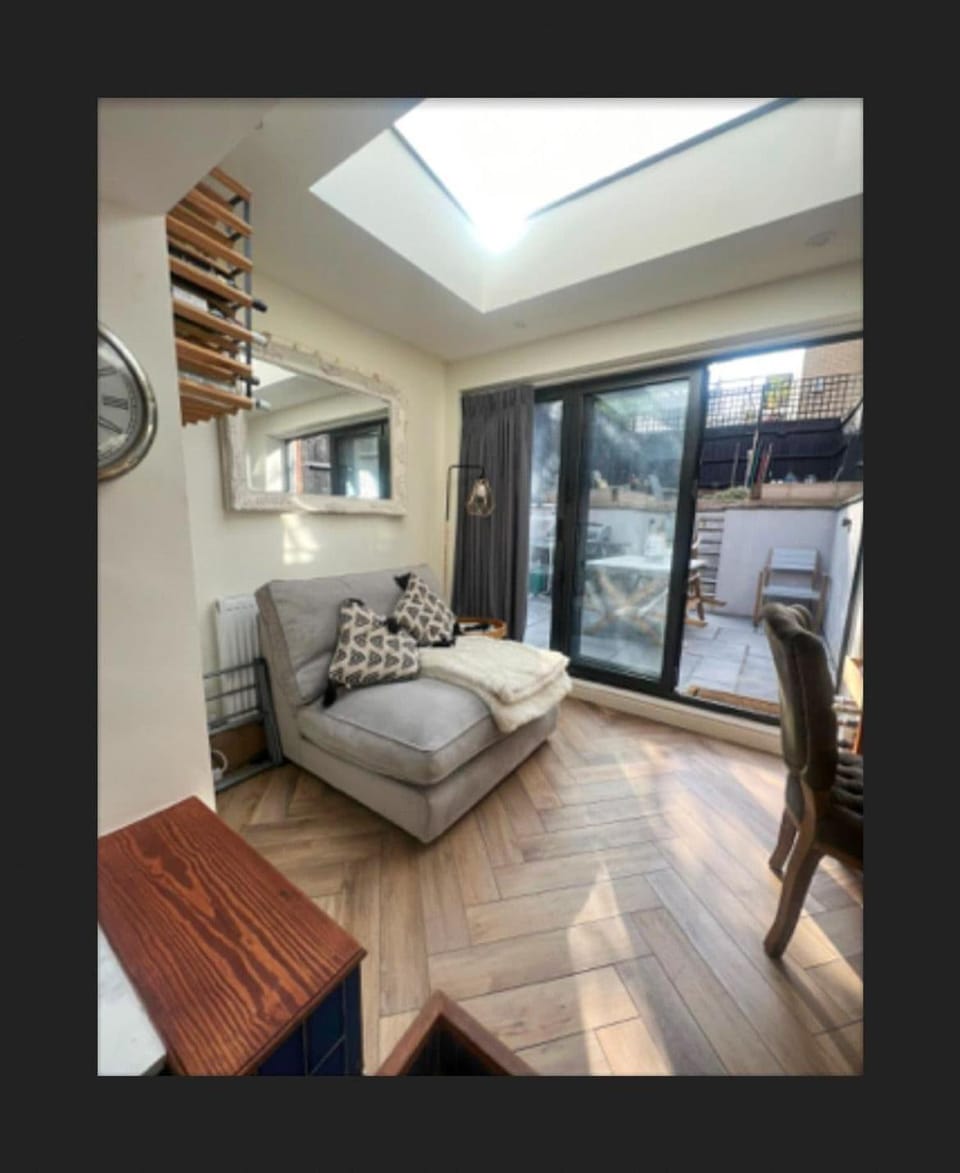 Spacious House In Guildford Villa in Guildford