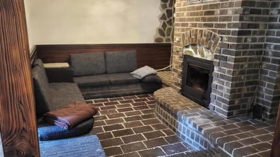 Living room, fireplace, fireplace, flat iron