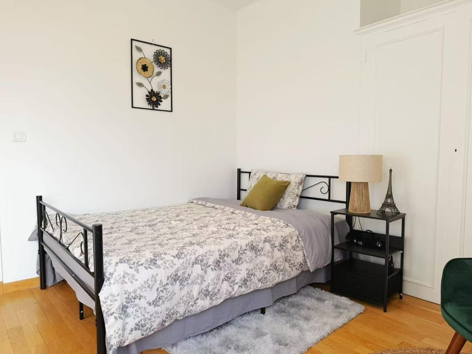 Signature Residence, 5 Bedroom Detached House 1000 square meters,15 min to Paris by Metro Bed and Breakfast in Chatou