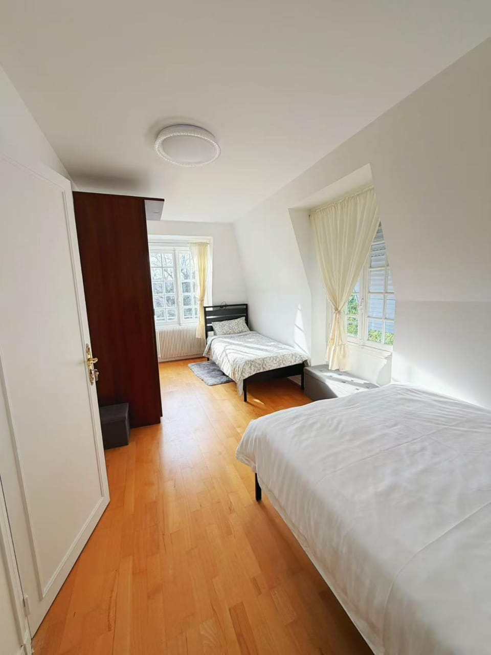 Signature Residence, 5 Bedroom Detached House 1000 square meters,15 min to Paris by Metro Bed and Breakfast in Chatou