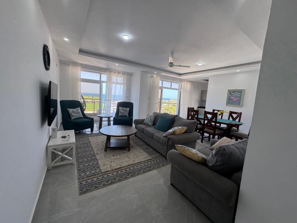 Communal lounge/ TV room, TV and multimedia, Living room, Seating area, Evening entertainment