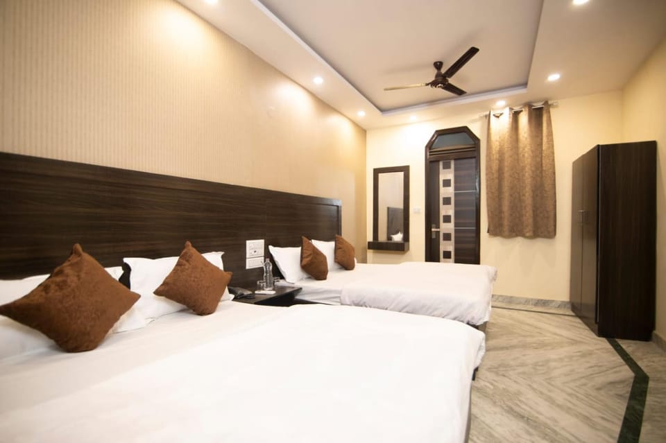 Bed, TV and multimedia, Photo of the whole room, Bedroom, fireplace, wardrobe, air conditioner