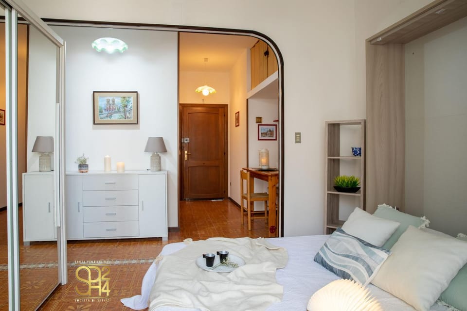Photo of the whole room, Bedroom