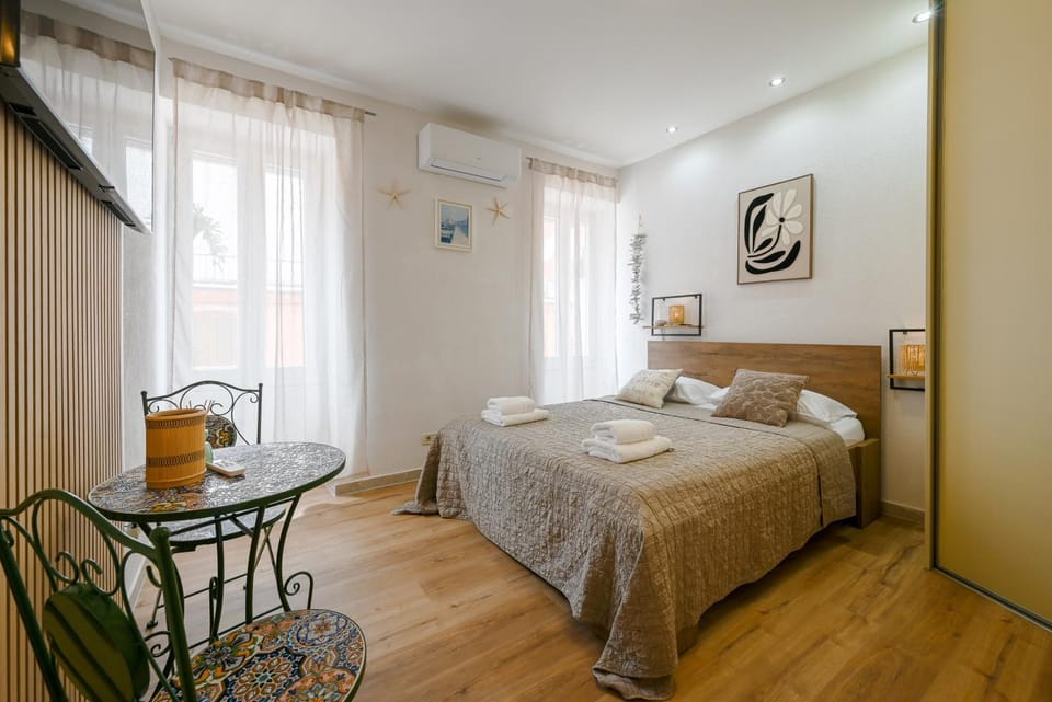 Bedroom, air conditioner