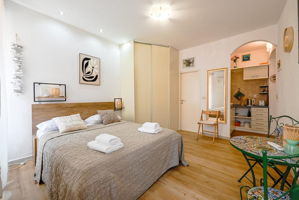 Bed, Bedroom, towels, wardrobe