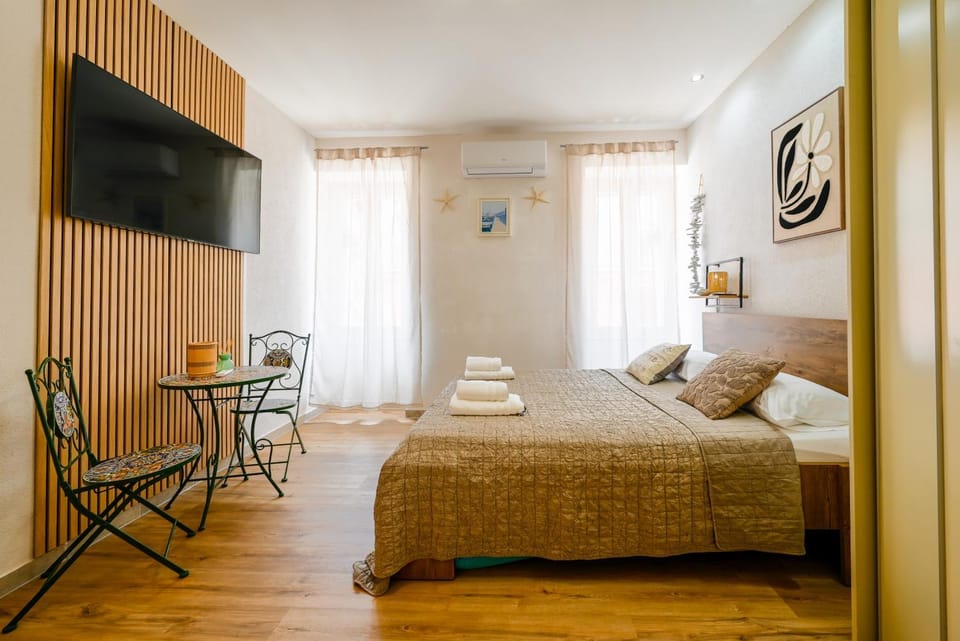 Bed, TV and multimedia, Seating area, Bedroom