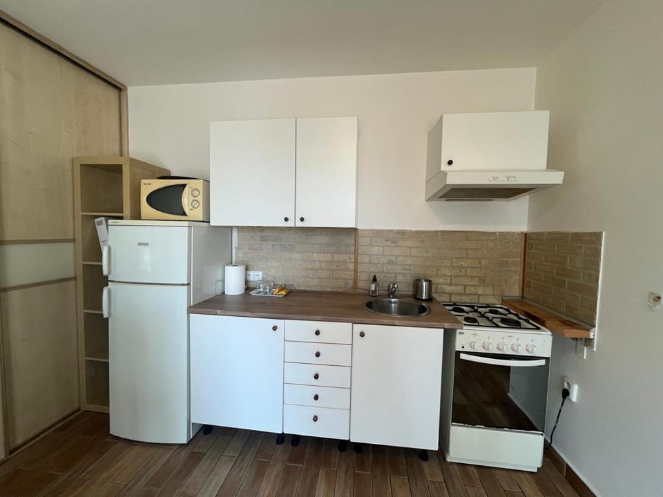 Coffee/tea facilities, Kitchen or kitchenette, oven, stove