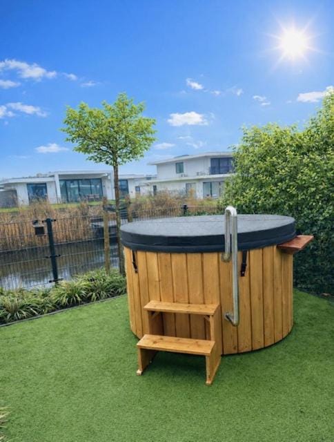 Water Nr. 592 | 10 Pers. Hottub House in Biddinghuizen