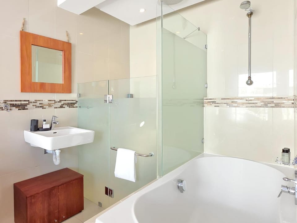 2BR Ensuite at De Waterkant Piazza & Pool Apartment in Cape Town
