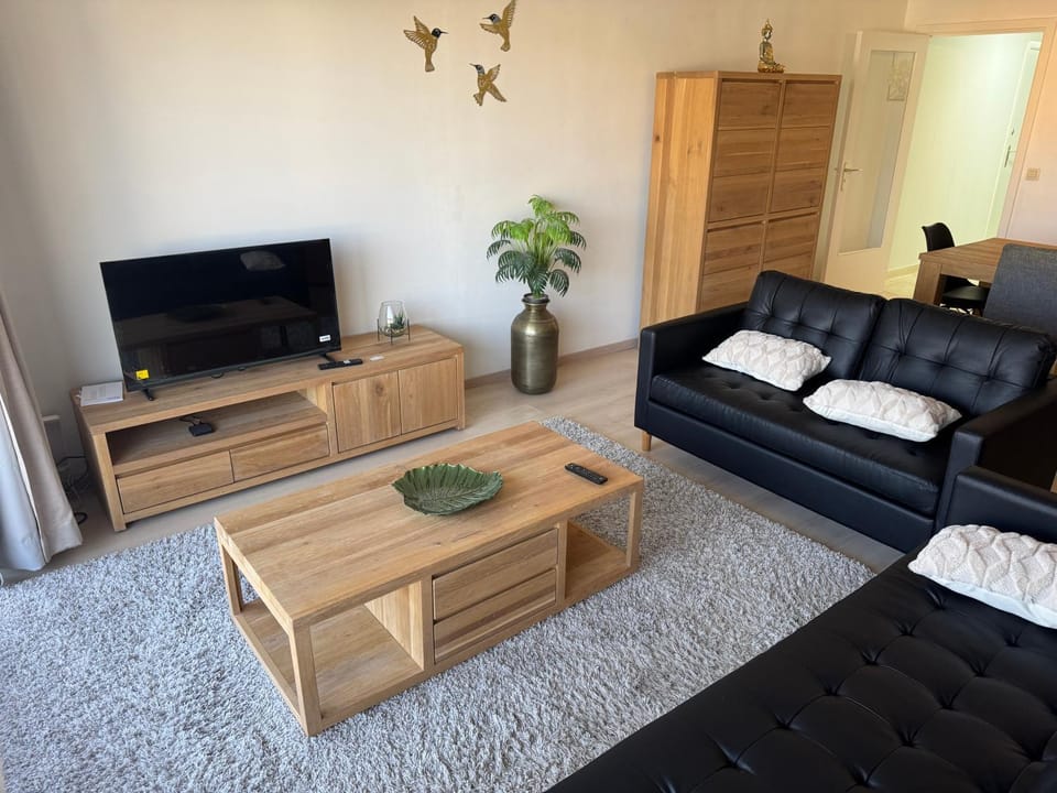 Communal lounge/ TV room, TV and multimedia, Living room, Seating area, Evening entertainment