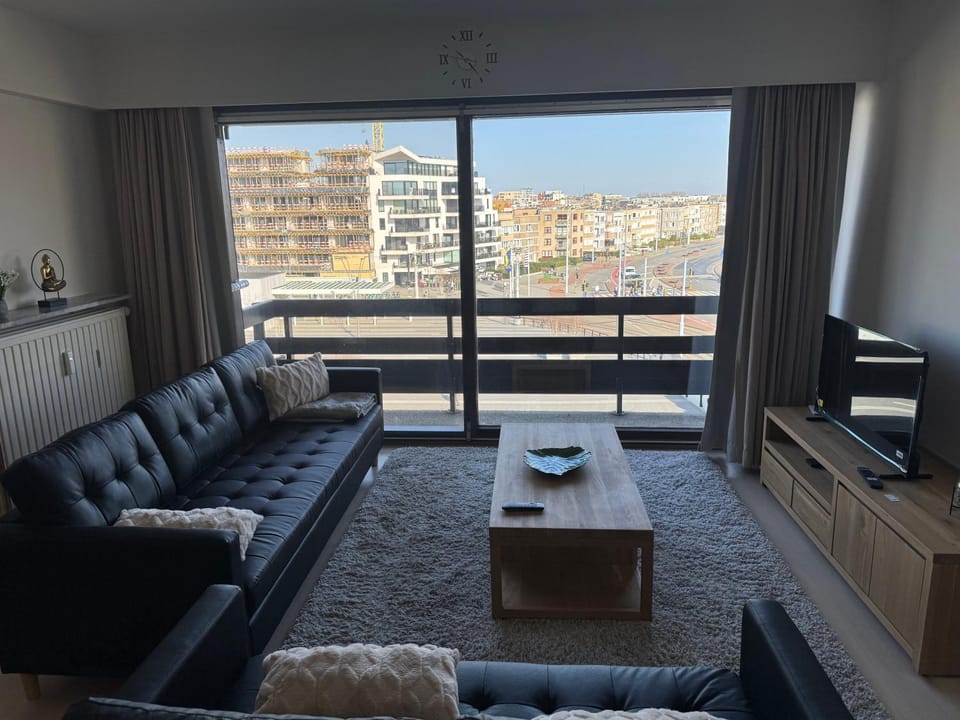 Communal lounge/ TV room, TV and multimedia, Living room, Seating area, Evening entertainment, City view