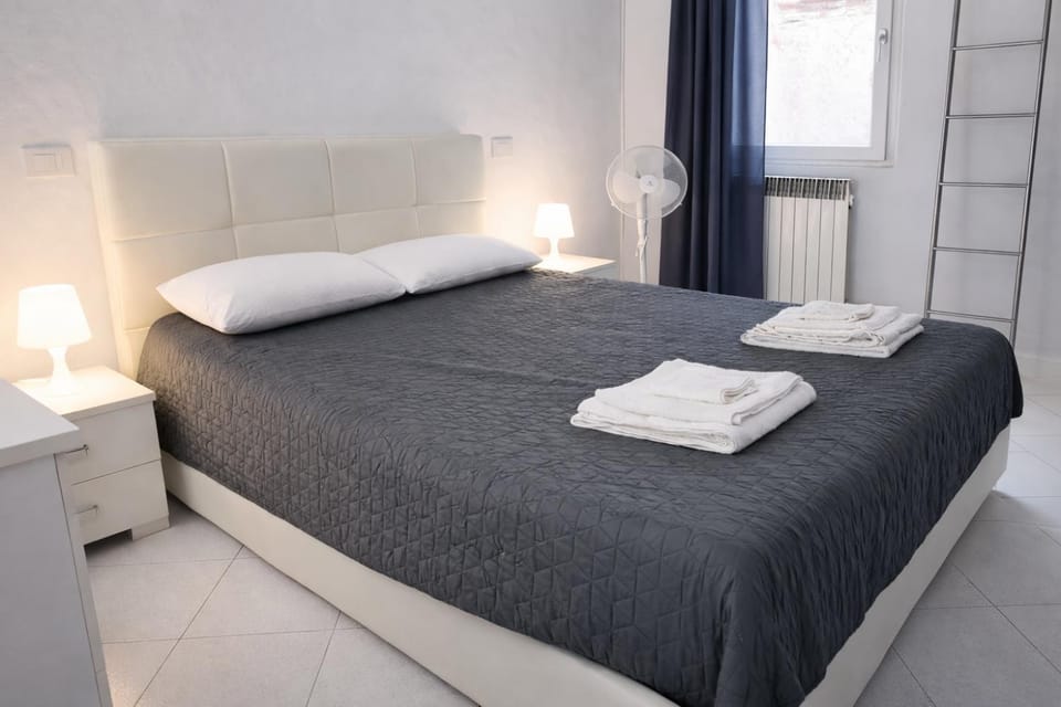 Bed, Photo of the whole room, Bedroom, internet, towels