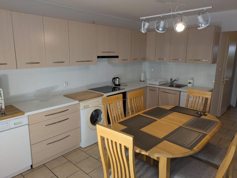 Kitchen or kitchenette, Dining area, oven, stove