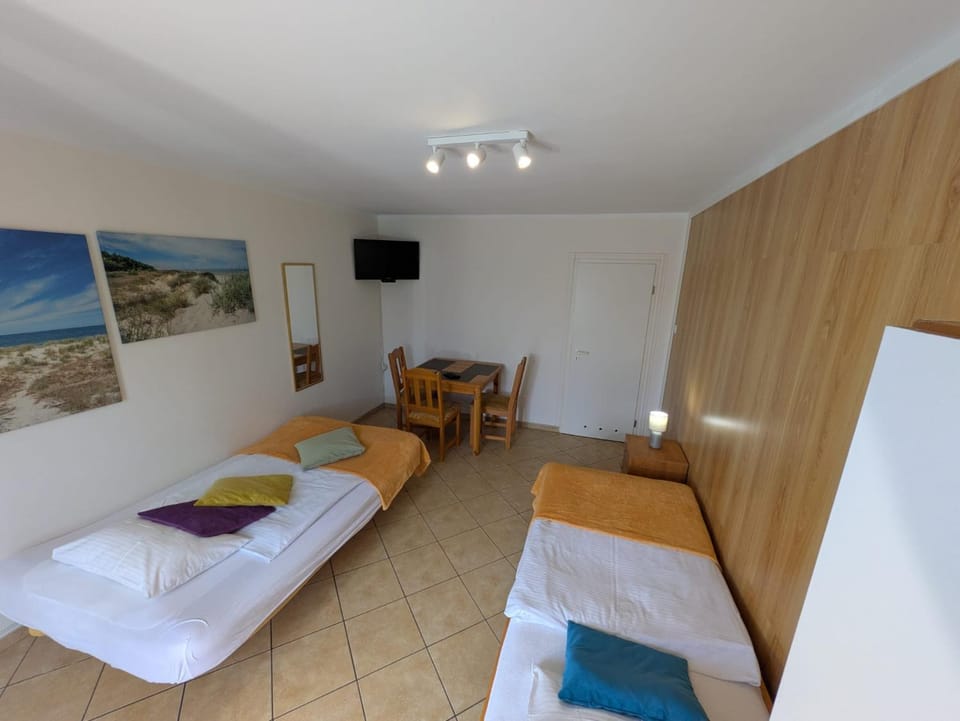 Victoria Grzybowo - Pokoje na parterze z lazienkami z oddzielnym wejsciem i tarasem - posilki w zaprzyjaznionym obiekcie Villa Atlantis zaraz obok, slynacym z wybornej kuchni i swietnych opini! Bed and Breakfast in West Pomeranian Voivodeship, Poland