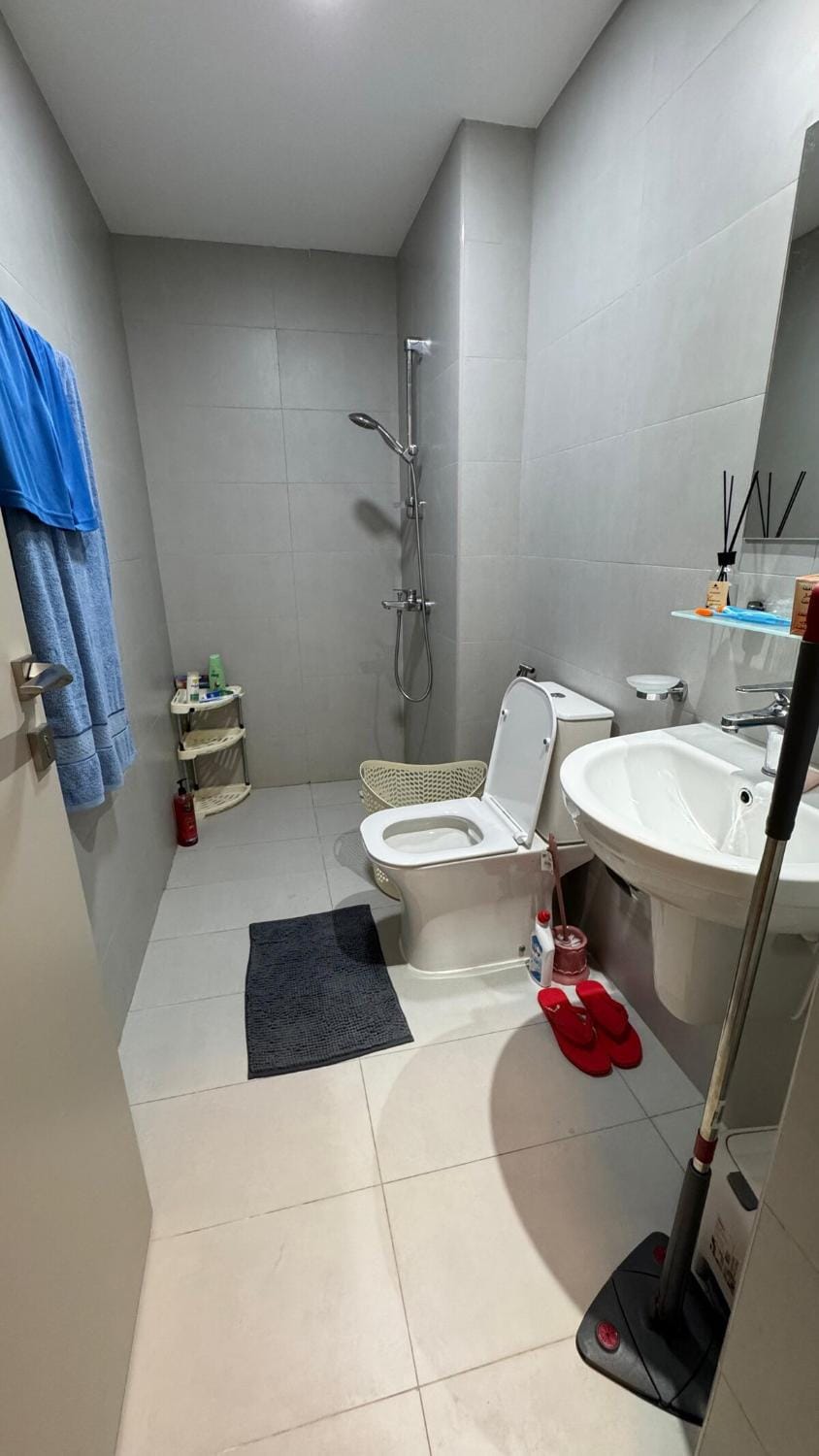 Modern 1BR 2-Min Walk to Al Araimi Boulevard Apartment in Muscat Governorate, Oman