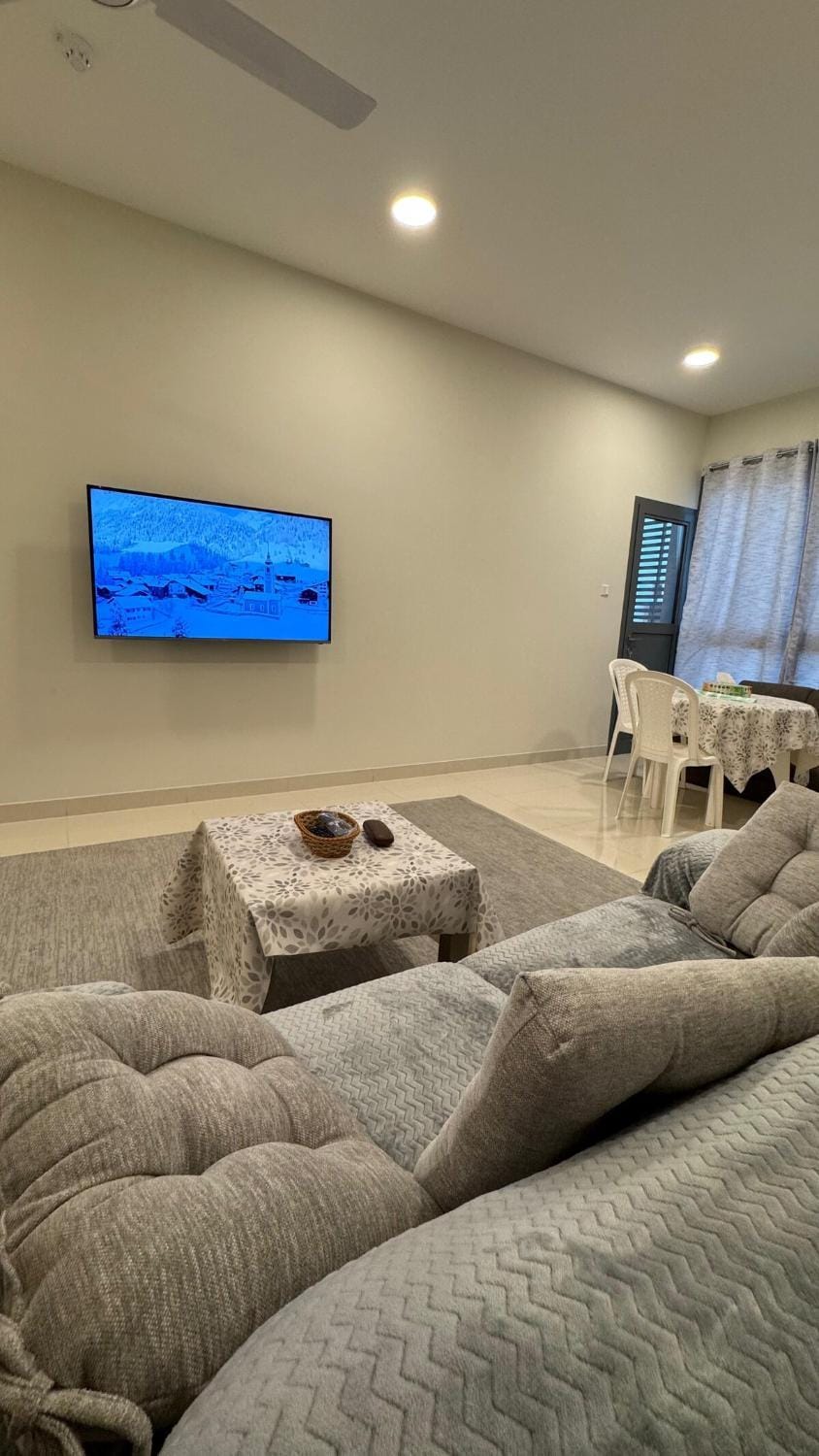 Modern 1BR 2-Min Walk to Al Araimi Boulevard Apartment in Muscat Governorate, Oman