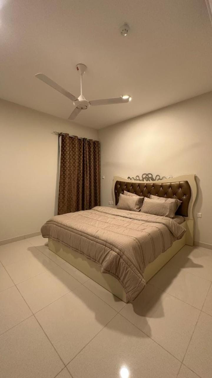 Modern 1BR 2-Min Walk to Al Araimi Boulevard Apartment in Muscat Governorate, Oman