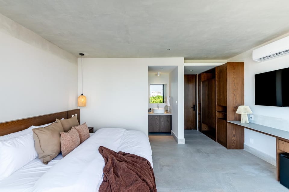 Bed, Bathroom, TV and multimedia, Bedroom, wardrobe, air conditioner