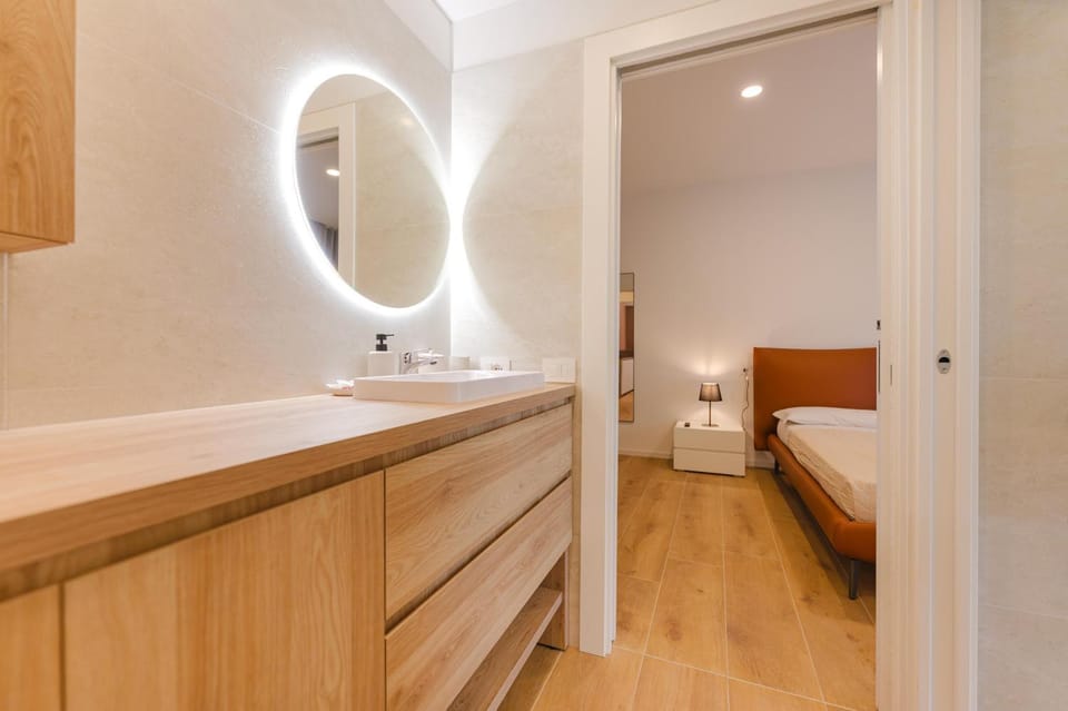 Bed, Bathroom, Photo of the whole room, Bedroom, towels