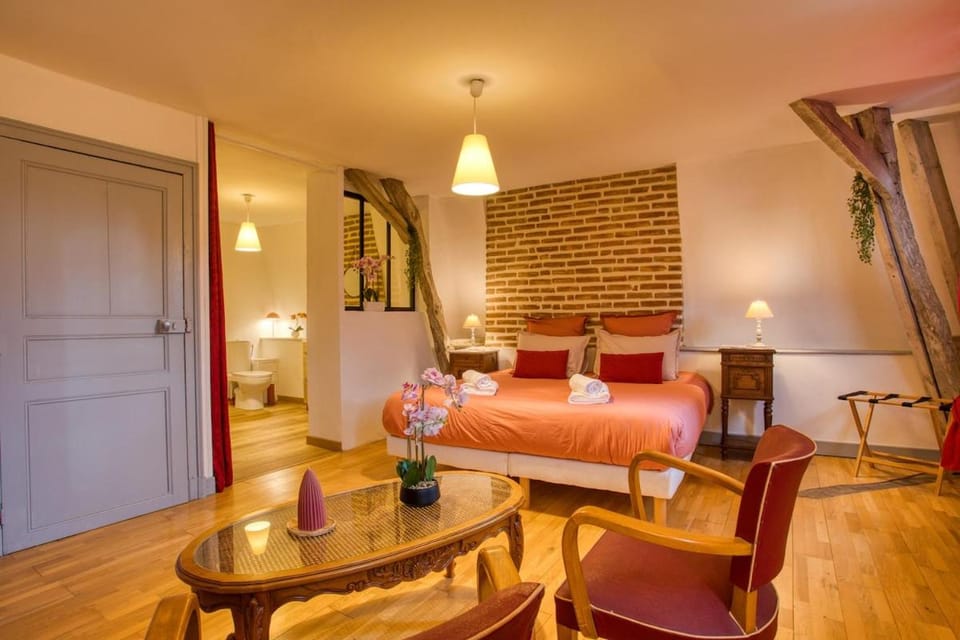 Photo of the whole room, Bedroom