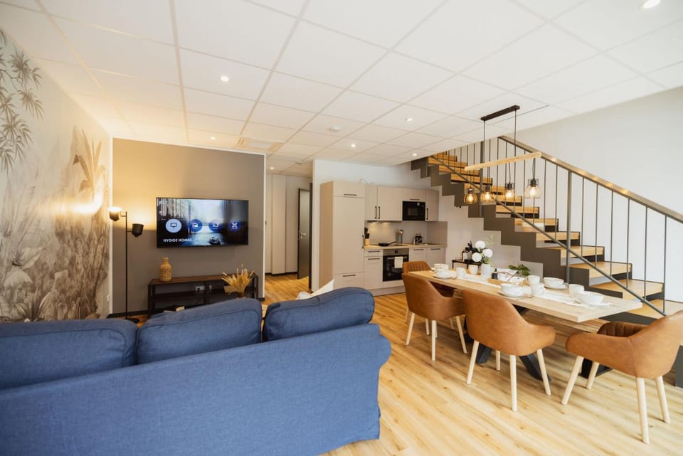 TV and multimedia, Living room, Seating area, Dining area