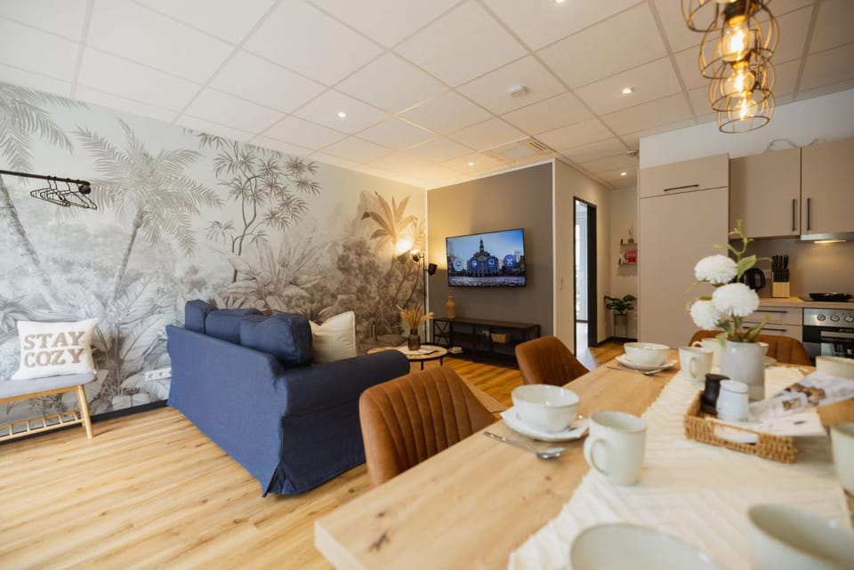 Kitchen or kitchenette, Living room, Seating area, Dining area