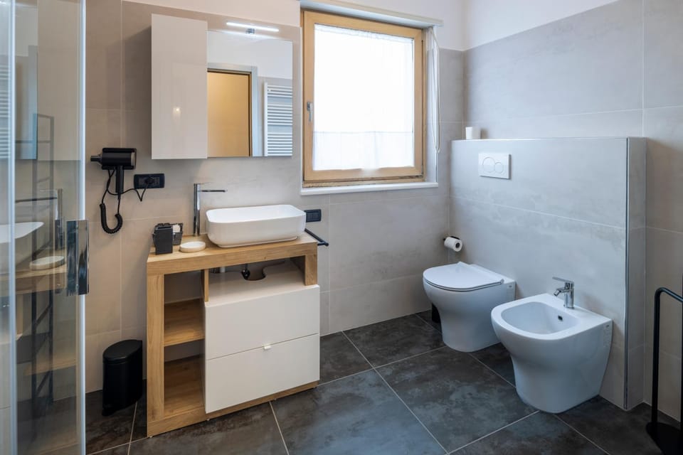 Shower, Toilet, Bathroom, bidet, hair dryier, heating, pet friendly, towels, air conditioner