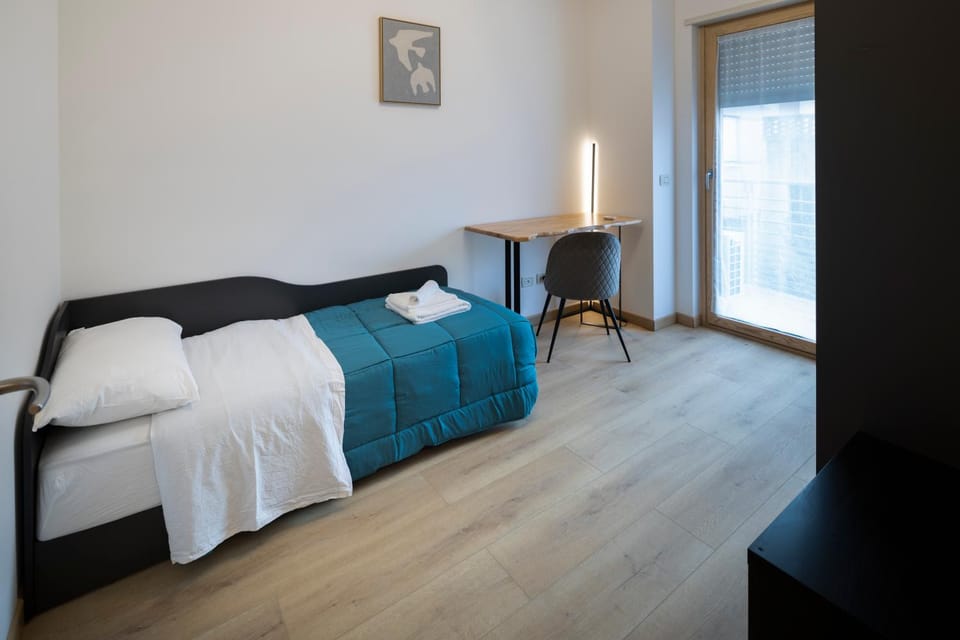 Bed, Seating area, Bedroom, heating, locker, pet friendly, towels, air conditioner