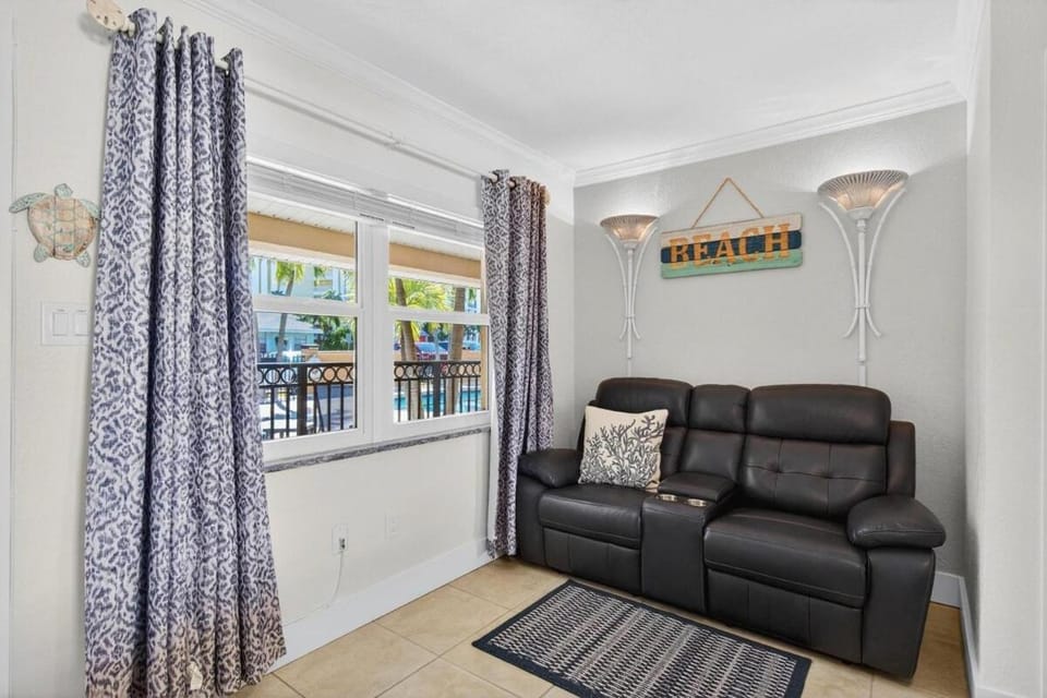 Coconut Villa's Spring Promo! Monday and Thursday Half Rate! Heated Pool, Steps to Beach! Apartment in North Redington Beach