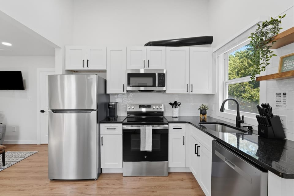 Kitchen or kitchenette, Garden view